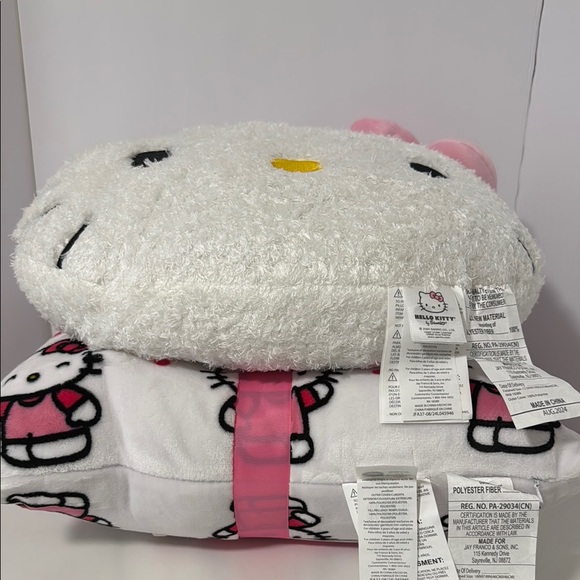 New Hello Kitty 2 Pack Decorative Pillows. - Picture 7 of 14